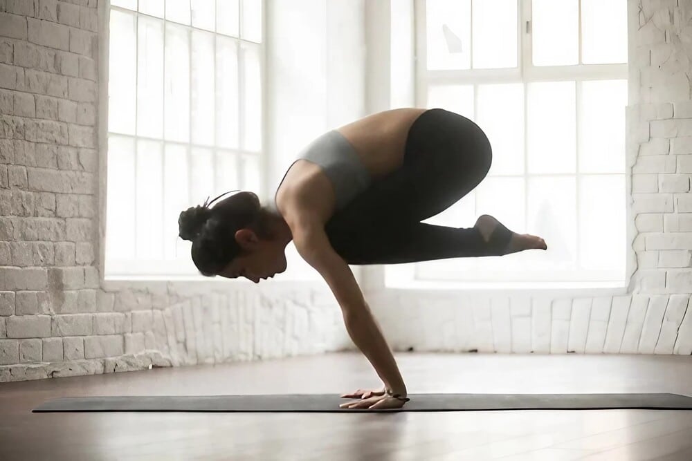 10 posturas de yoga en pareja para fortalecer la conexión