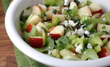 Deliciosa ensalada de aguacate y manzana: una combinación refrescante y saludable Deliciosa ensalada de aguacate y manzana: una combinación refrescante y saludable