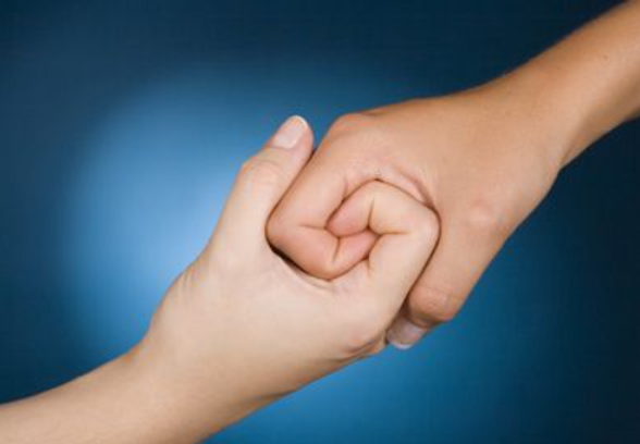 Descubre por qué un hombre actúa indiferente: causas y soluciones