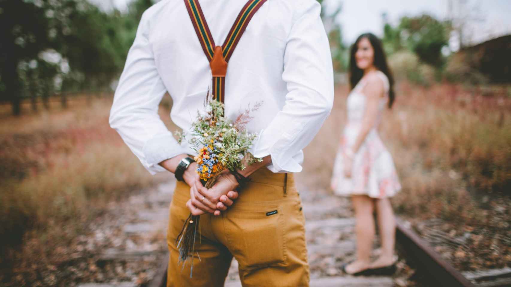 Descubre por qué un hombre te mira cuando tú no lo ves