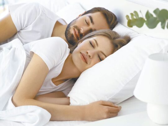 El arte de dormir de cucharita: consejos y beneficios El arte de dormir de cucharita: consejos y beneficios