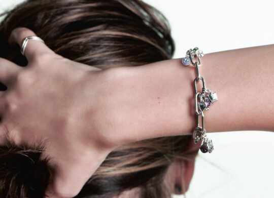 El secreto de las pulseras: ¿En qué muñeca debes llevarlas?